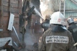 Спасатели МЧС России ликвидировали пожар в частных жилых домах и хозяйственных постройках в Тяжинском МО