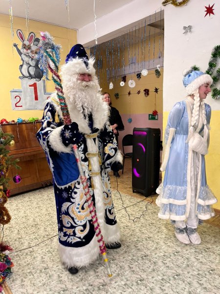 В Тяжинском округе сотрудники управления по контролю за оборотом наркотиков и полицейский Дед Мороз организовали новогодний праздник для детей