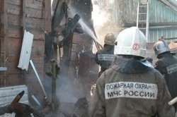 Спасатели МЧС России ликвидировали пожар в частном жилом доме, хозяйственных постройках в Тяжинском МО